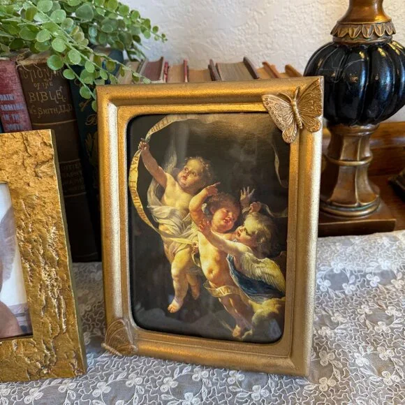 ❤️SOLD❤️3 Vintage Gold Frames with Angel Pictures - Picture 11 of 17
